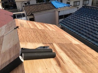 天理市の屋根葺き替え工事の野地板のメンテナンス