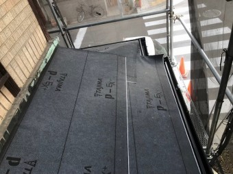 奈良市の雨漏り修理で下屋に防水紙を敷きました