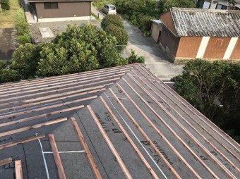 屋根に防水紙と瓦桟を設置