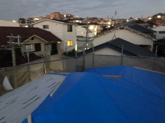 天理市 ブルーシート 引きます