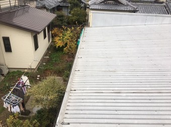 工事前の波板屋根の様子