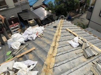 天理市 雨漏りの隅棟 棟瓦撤去