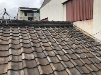 老朽化した粘土瓦屋根の様子
