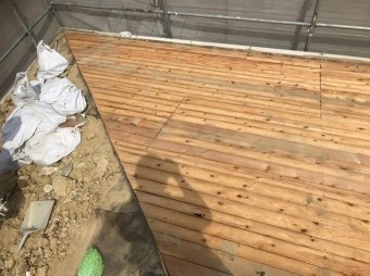 古く傷んだ野地板