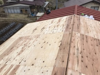新しい野地板の屋根