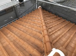 茶色の和瓦屋根
