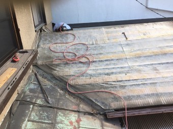 下屋根瓦撤去