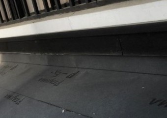 奈良市の下屋根の壁との取り合い