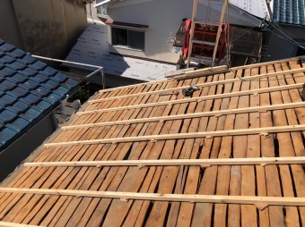天理市の屋根葺き替え工事の不陸調整をしている様子