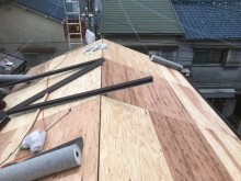 野地板の増し張りで屋根の下地作り