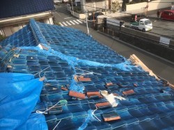 陶器瓦とブルーシート
