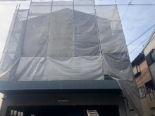 建物のをネットで囲った全体像