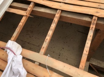 奈良市 長屋の釉薬瓦屋根 屋根裏