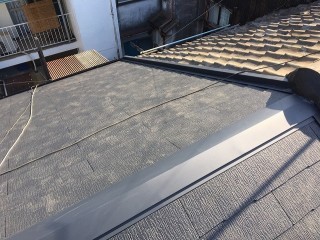 屋根にカラーベスト設置