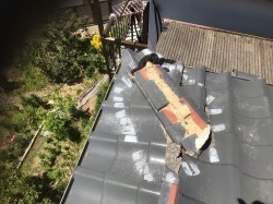 斑鳩町の台風で崩れた隅棟の棟瓦