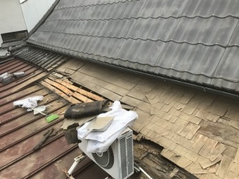 三宅町 瓦解体作業