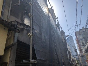 屋根工事で足場設置の様子