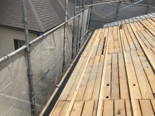 所々黒く傷んでいる野地板