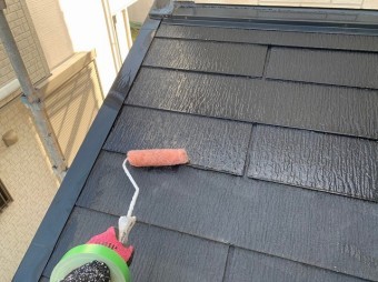 下塗り塗装中の屋根