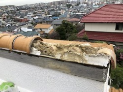 棟瓦の剥がれと破損
