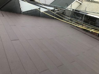 差し掛け屋根にガルテクトを設置