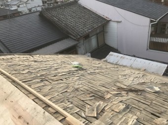 瓦を剥がした屋根の様子