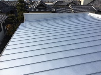屋根材を張った直後の屋根