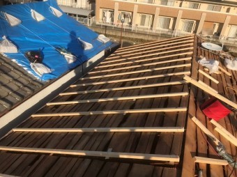 香芝市の葺き替え工事で不陸調整作業