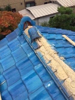 香芝市 青色釉薬瓦屋根 崩れた棟瓦