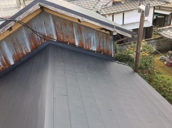 屋根材を設置した様子
