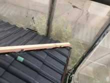 下屋の黒いスレート瓦設置