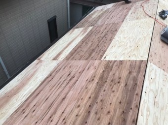 野地板の増し張りで屋根の下地作り