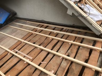 古い野地板に垂木設置