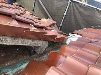 棟違い屋根の境目部分
