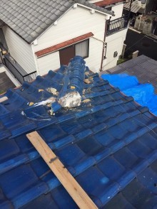 王寺町の釉薬瓦屋根の入母屋の隅棟