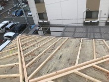 補強垂木で不陸調整後の野地板