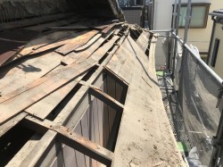 王寺町の妻下部分の瓦の撤去