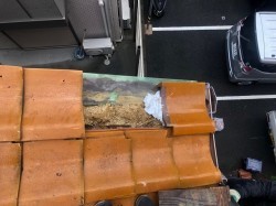 桜井市 オレンジ釉薬瓦 補修前