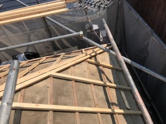 五條市の屋根に不陸調整
