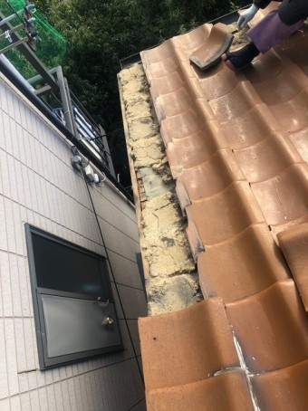 三宅町で不具合が起きてる袖瓦の様子