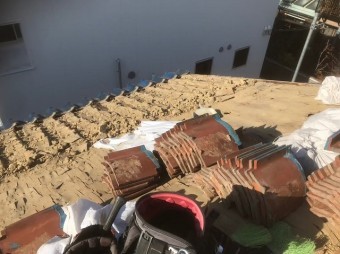 葺き替え工事開始瓦解体