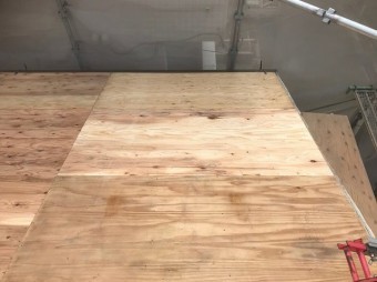 生駒市でもう片方の屋根面の増し張り作業