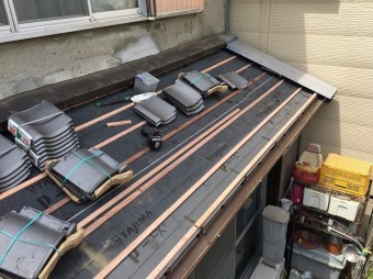 下屋根に瓦桟を設置