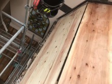 斑鳩町で急勾配屋根の増し張り作業