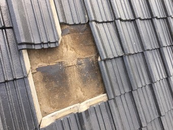 屋根の瓦めくり