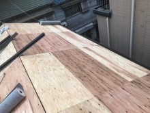 野地板の増し張りで屋根の下地作り