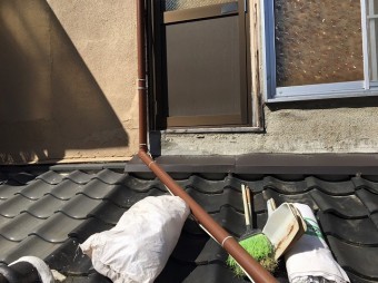 下屋根部分を清掃