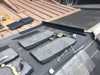 屋根材を張る準備中