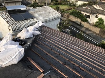 屋根に防水紙と瓦桟を設置