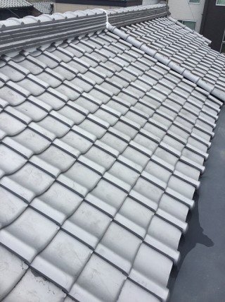 新しいグレーの和瓦